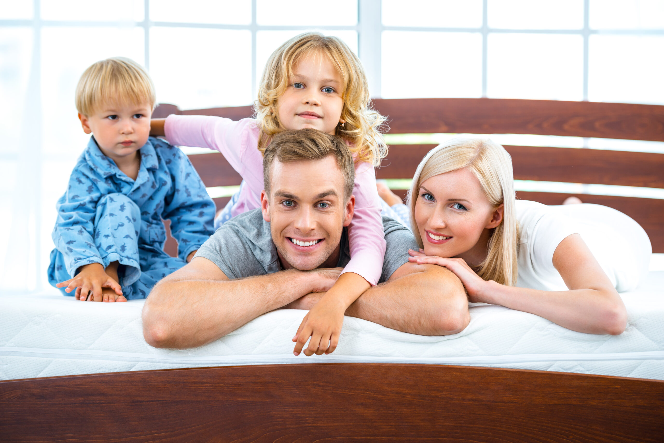 shutterstock_350725424 (1) family on mattress